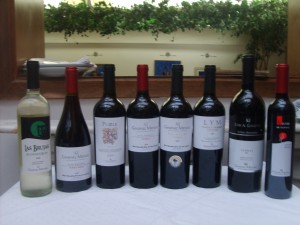 A linha de vinhos à venda no Brasil contempla um sauvignon blanc, um pinot, vários tannats inclusive um vinho de sobremesa
