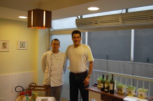 À esquerda: Raphael Monteclaro César comanda a cozinha do Benvenuto