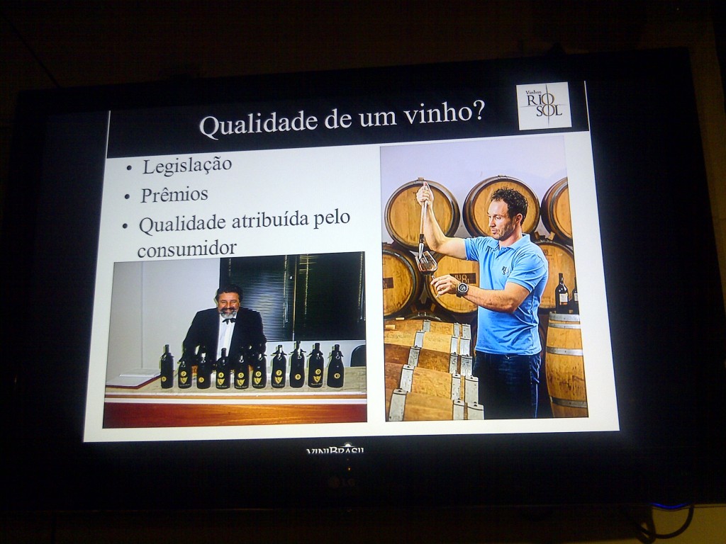 Didu Russo numa palestra sobre os vinhos Rio Sol