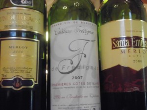 Aqui os três lanterninhas: Undurraga 2000 da extinta Gomez Carrera, um vinhos francês e um Santa Emiliana de importação do Makro, deu sinais de cansaço. 