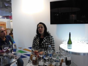 A experiente Sommeliére Eliana Araújo discorreru com serenidade sobre brancos e Pinots do Uruguai