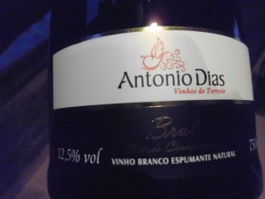 Espumante Antonio Dias Champenoise. Corte de Chardonnay (90%) e Pinot Noir, produzido numa região sem tradição na produção de vinhos finos, teve desempenho surpreendente na flûte. Altamente recomendado!
