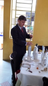 No Zeffiro, o serviço do vinho do Chagas é cuidadoso.