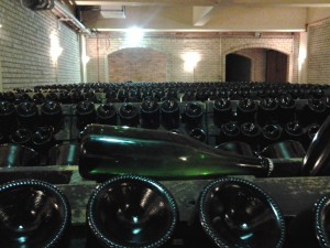 Garrafas na vinícola Miolo
