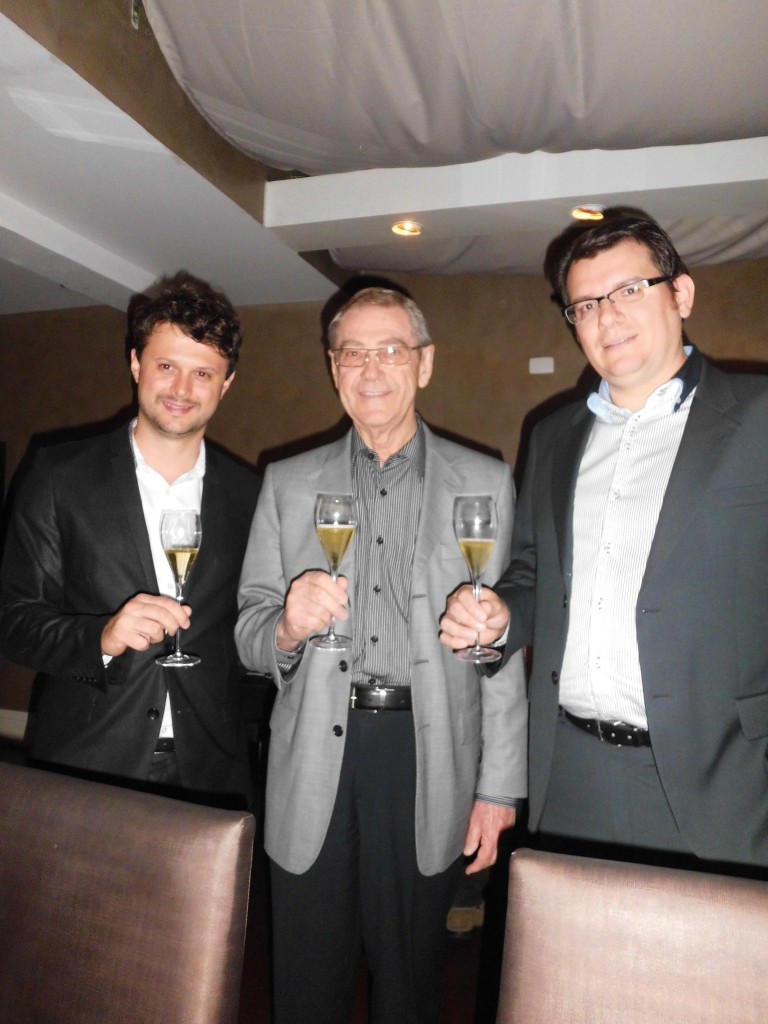 Leonardo, Sr. Adolar e Guilherme na noite de 11.12 no restaurante Huto, São Paulo