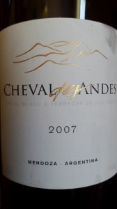"Chevas des Andes is a union combining the art of blending from Cheval Blanc with the altitude winemaking expertise of Terraza de los Andes. The Cheval des Andes assemblage is crafted by sublimating the Malbec fruit & soft tannins in a classic structure of Cabernet Sauvignon creating a Gran Cru of the Andes to be gracefully aged." - informação do contrarrótulo