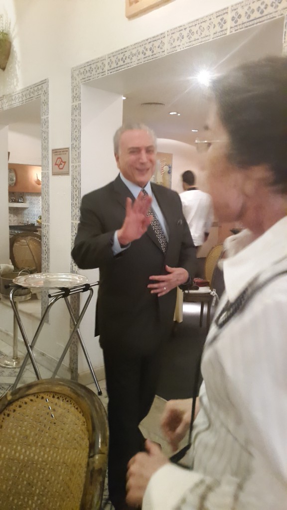 O vice-presidente da República, Michel Temer estava no restaurante e foi saudar Otávio Piva e de mais convidados.
