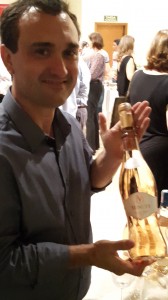Omar com uma garrafa de Rosé da Provença de importação própria