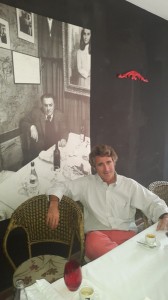 Francisco Matte V., Diretor Executivo da vinícola chilena Terranoble, posando como "Il Capo" tendo ao fundo uma foto de Al Capone 