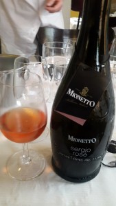 Os trabalhos froam abertos com a abertura de uma garrafa do Espumante italiano Mionetto Rosé levado pelo Confrade Ricardo Mello
