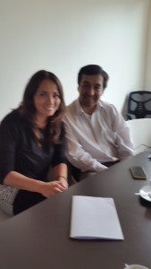 María José Álvarez e Hernando Hernández no escritório do Pro-Chile em Santiago