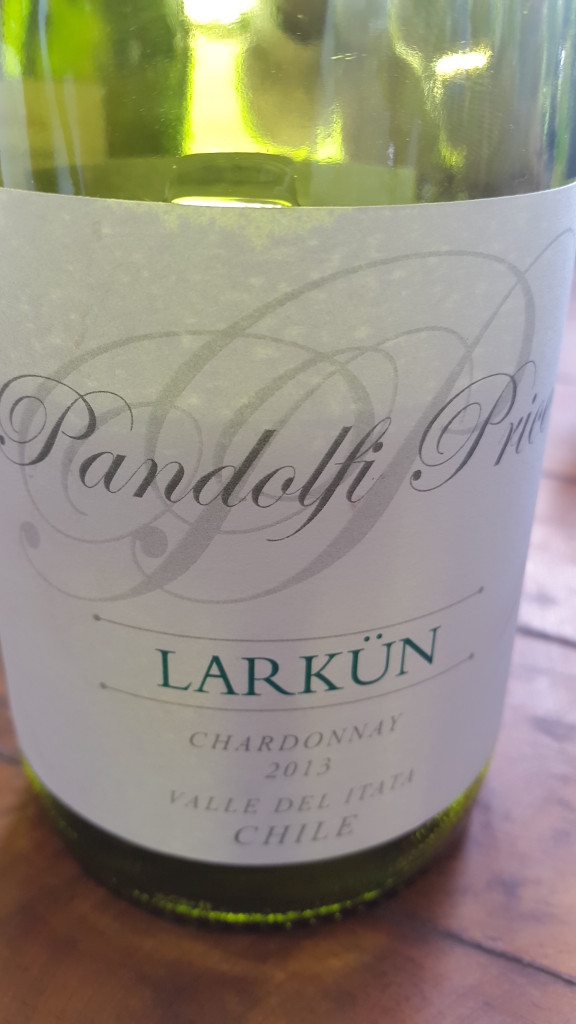 Chardonnay Larkün, sem passagem por barrica, um branco macio e saboroso.