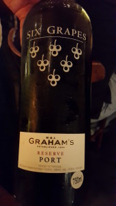 A qui aquele que de longe foi o melhor vinho do jantar harmonizado - Porto Graham's Six Grapes, importado por Mistral, custa R$ 149,27 na Mistral.