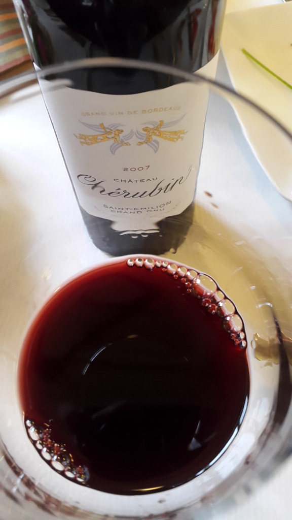 O suculento Château Chérubin já pode ser bebido agora, mas agradecerá e premiará aqueles que esperarem completar 10 anos ou mais para mostrar todo seu potencial que é de um verdadeiro Grand Cru por preço de um bom vinho do Novo Mundo!