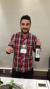 Gabriel Pisano da Viña Progreso com uma garrafa do espetacular "Sueños de Elisa"