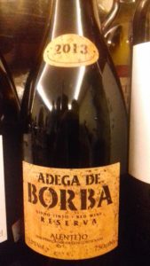 Adega de Borba Reserva DOC 2013 - um vinho que incorpora a "Santíssima Trindade de Uvas Alentejanas" a saber: Aragonês, Trincadeira e Alicante Bouschet com uma pitadinha de Castelão.
