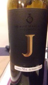 "J" - José de Souza também é fermentado em anforas: "a fermentação de parte do vinho acontece em lagares, a outra parte em ânforas de barro durante oito dias, seguido de 2 semanas de contato pelicular". 