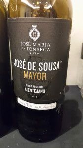 Aqui um vinho elaborado com uma variedade que tem parentesco com a Alicante Bouschet. Estamos falando da Grand Noir, que participa com 54% deste corte, em parceria com 24% de Trincadeira e 22% da Aragonês. Um vinho complexo, profundo, denso, com a tipica "pegada alentejana" e que agora conta com novo importador: Decanter