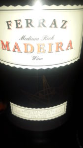 Este Madeira Medium Rich é elaborado pela famosa F.F. Ferraz & Cia, responsável por alguns dos melhores vinhos Madeira de toda a história. Mostra muita tipicidade, com um agradável e típico bouquet, um palato levemente doce e excepcional relação qualidade/preço.