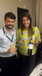A dupla Leandro e Maite: simpátia e competência no serviço do vinho.