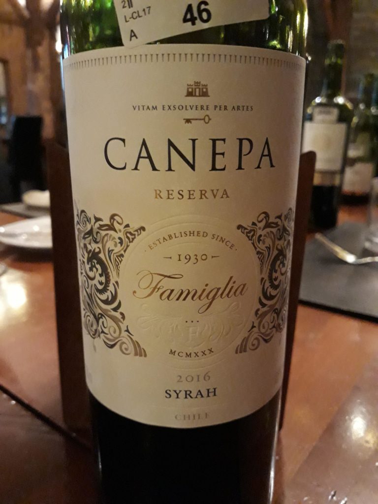 Canepa Reserva Famiglia Syrah 2016 - no Brasil a safra disponível é a 2015. Pode ser encontrado na wine.com.br por R$ 52 (R$ 44,20 para sócios). Merecidamente ganhou "medalha de prata"